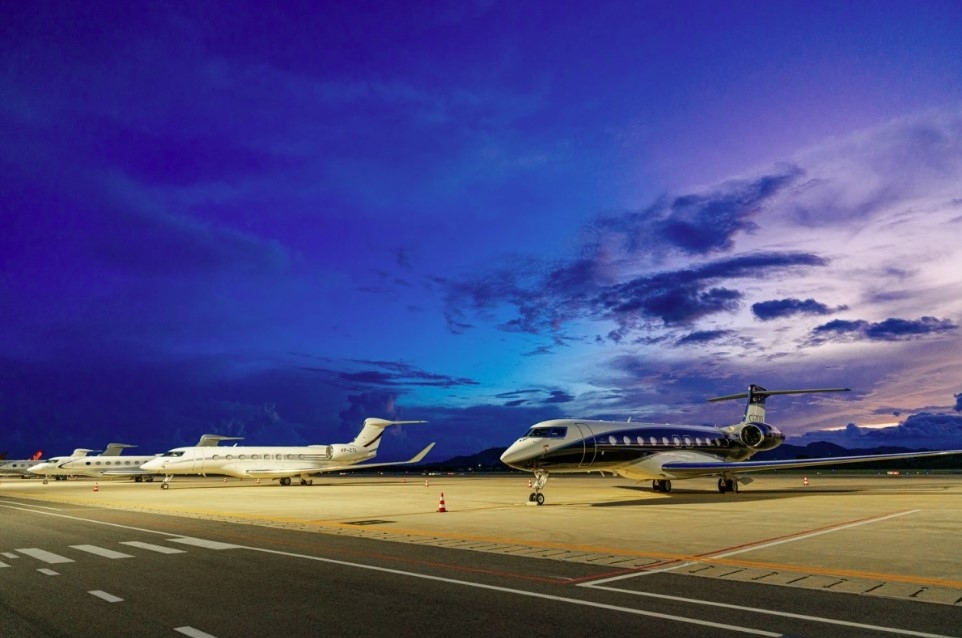 five luxury gulfstream jets touch down at da nang airport picture 4