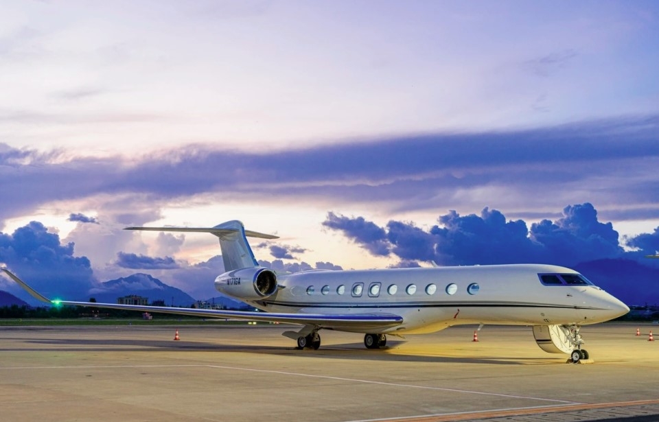 five luxury gulfstream jets touch down at da nang airport picture 6