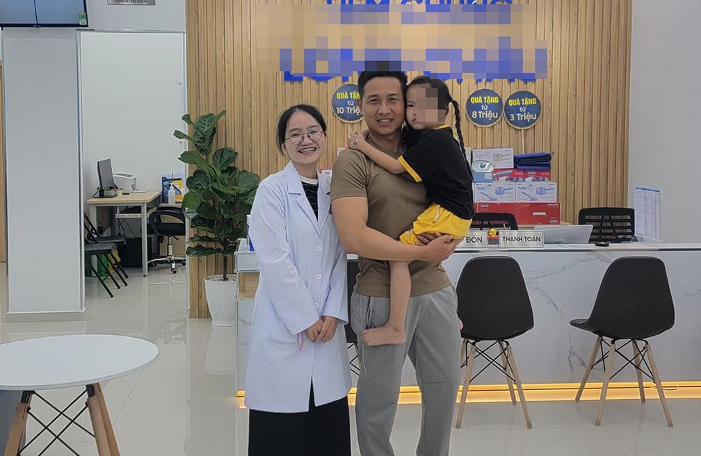 Nữ bác sĩ nhanh trí cứu sống bé bị hóc kẹo bịt đường thở