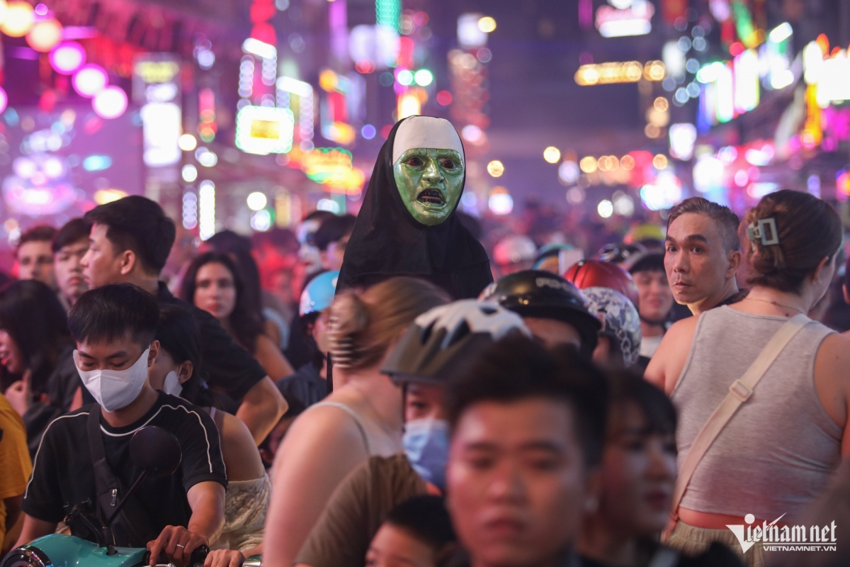 thousands fill hcm city s backpacker area amid halloween celebrations picture 10 thousands fill hcm city s backpacker area amid halloween celebrations picture 10