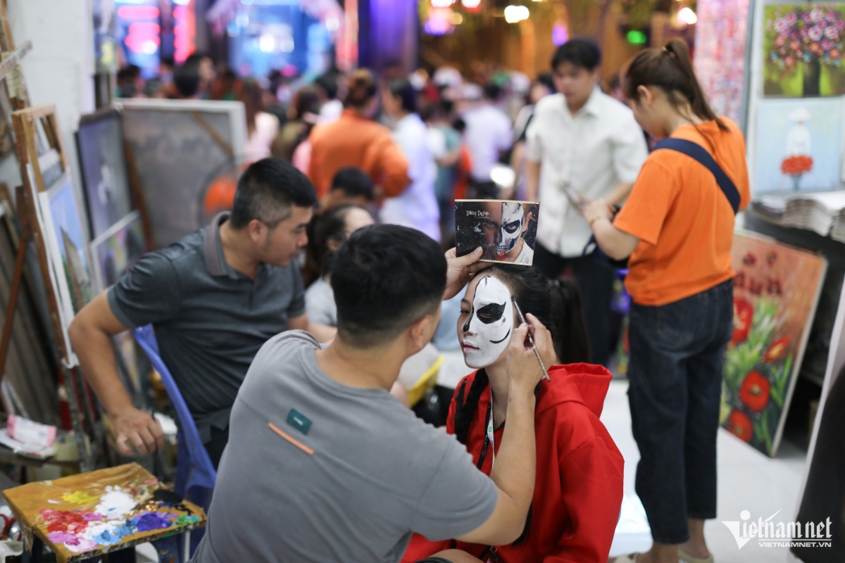 thousands fill hcm city s backpacker area amid halloween celebrations picture 11 thousands fill hcm city s backpacker area amid halloween celebrations picture 11