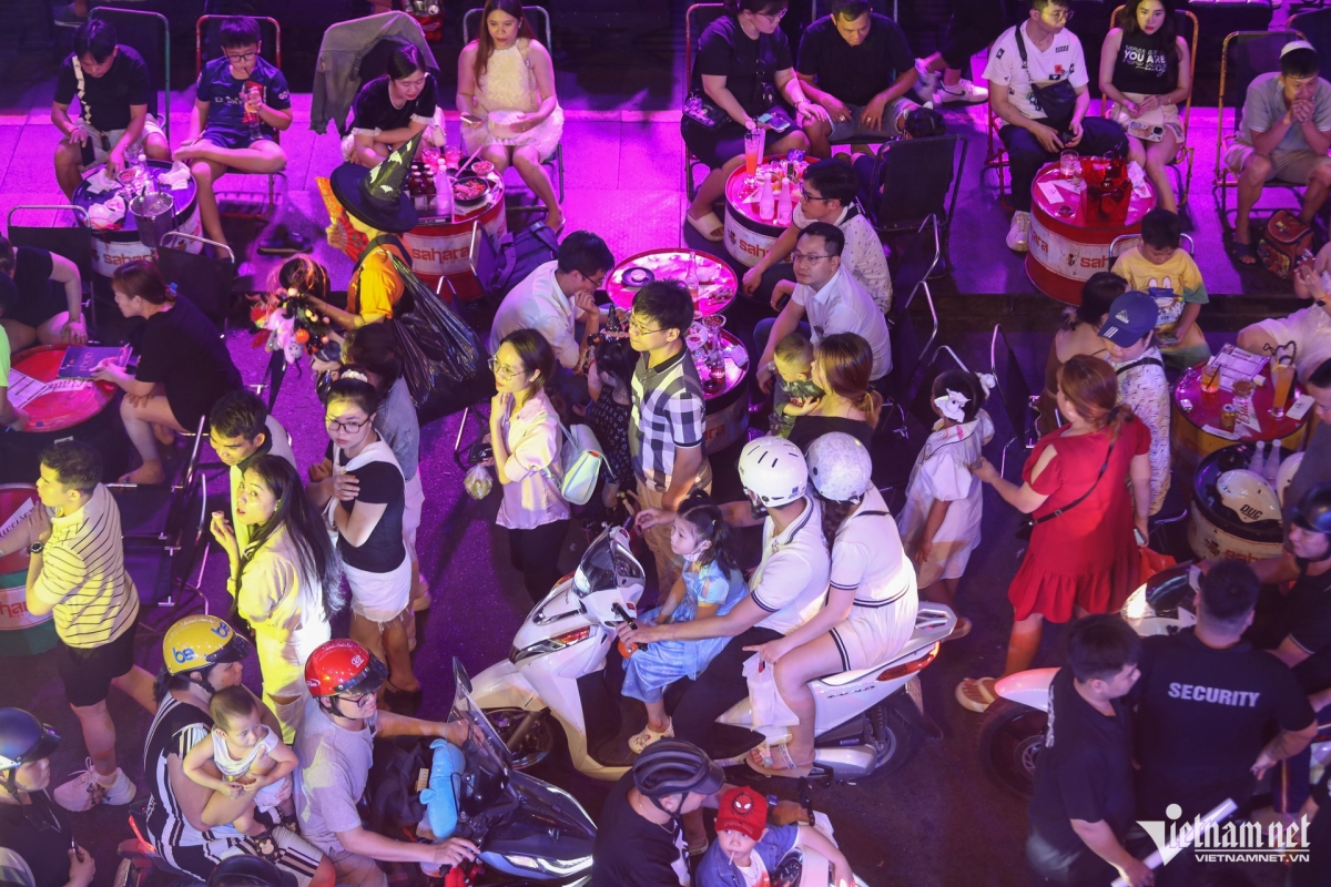 thousands fill hcm city s backpacker area amid halloween celebrations picture 12 thousands fill hcm city s backpacker area amid halloween celebrations picture 12