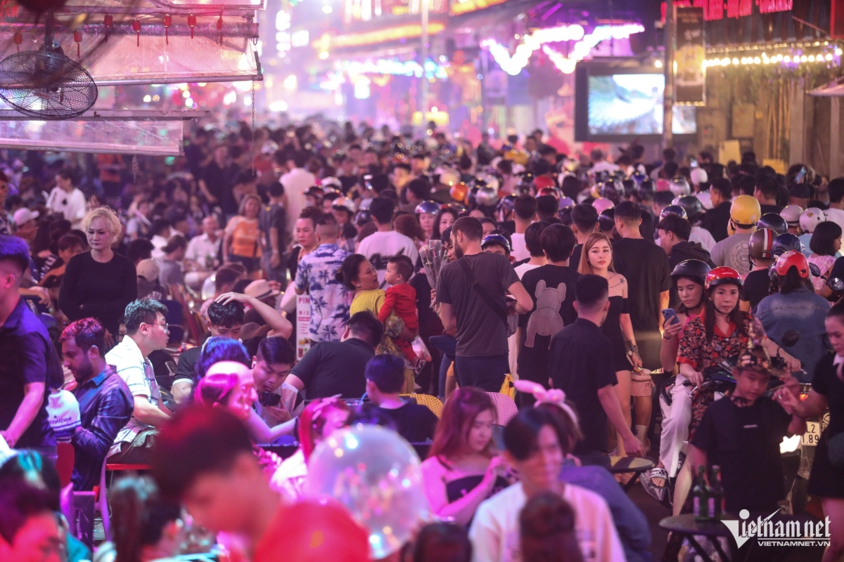 thousands fill hcm city s backpacker area amid halloween celebrations picture 1 thousands fill hcm city s backpacker area amid halloween celebrations picture 1