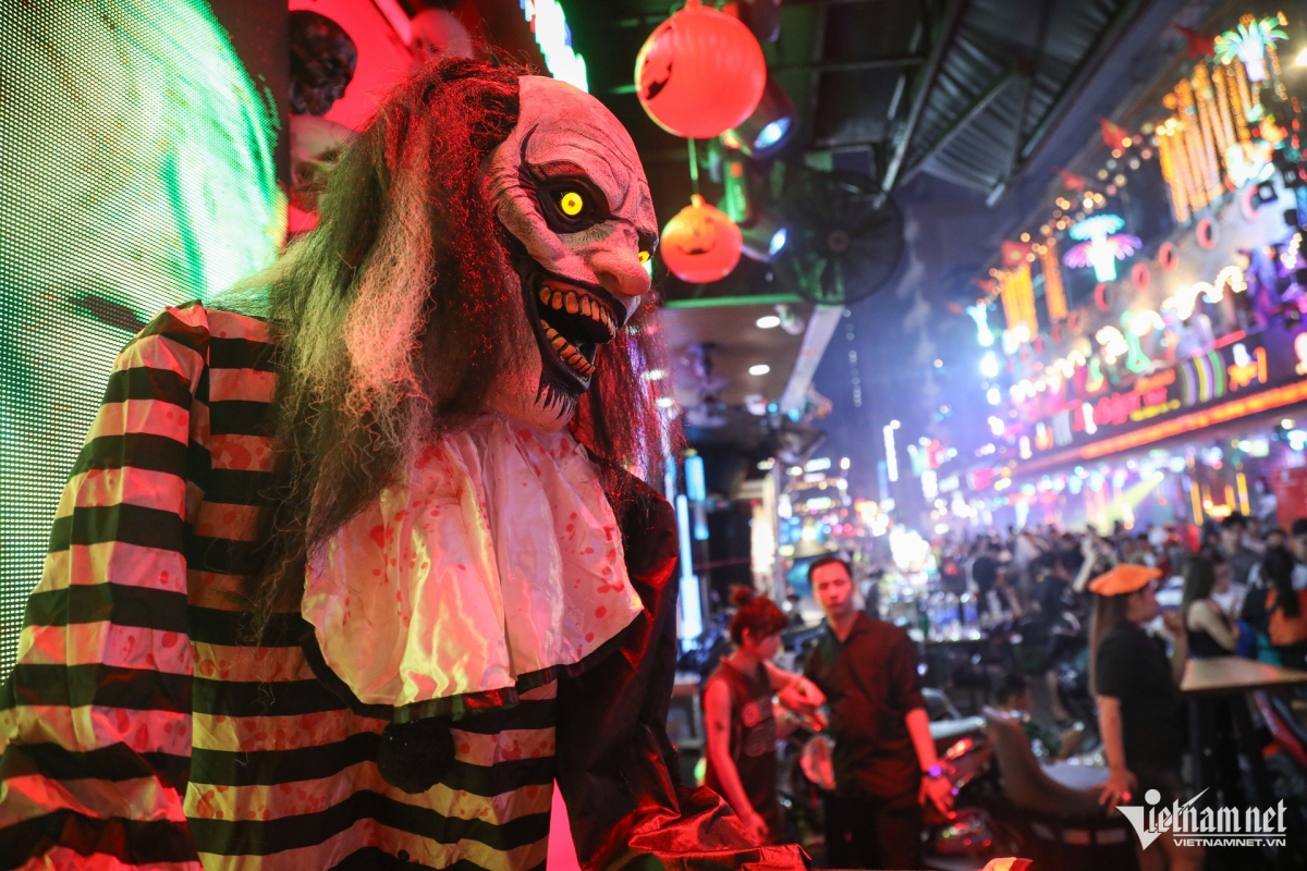 thousands fill hcm city s backpacker area amid halloween celebrations picture 2 thousands fill hcm city s backpacker area amid halloween celebrations picture 2