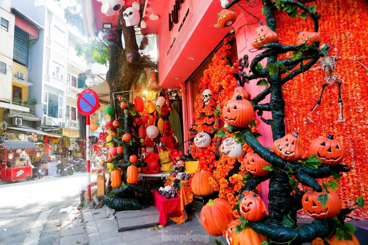 hang ma street busy ahead of halloween season picture 4