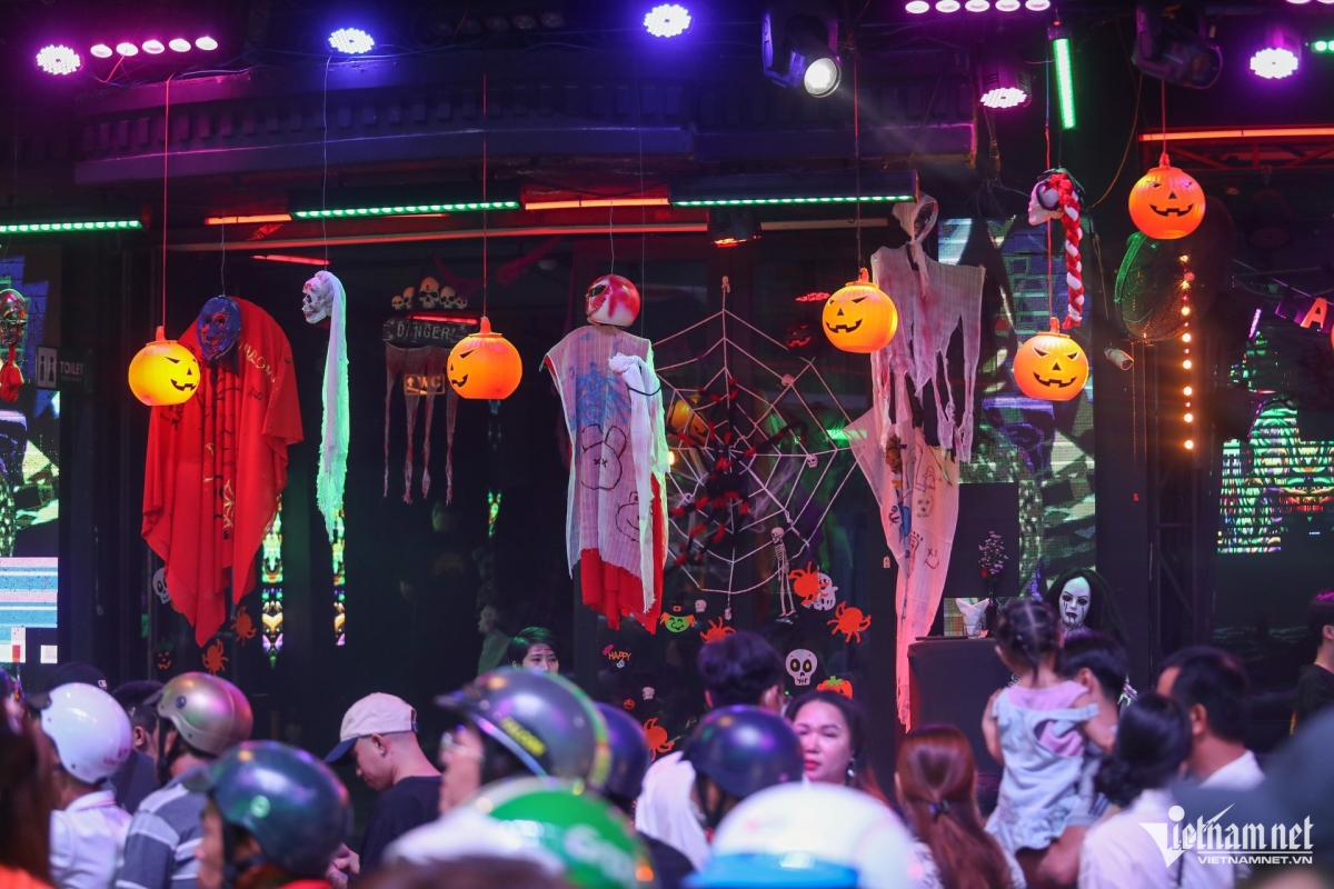 thousands fill hcm city s backpacker area amid halloween celebrations picture 4 thousands fill hcm city s backpacker area amid halloween celebrations picture 4