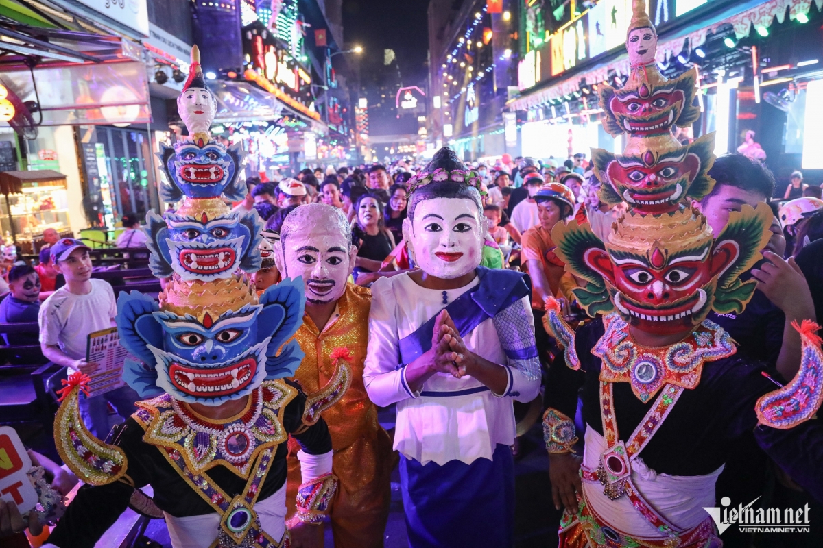 thousands fill hcm city s backpacker area amid halloween celebrations picture 5 thousands fill hcm city s backpacker area amid halloween celebrations picture 5