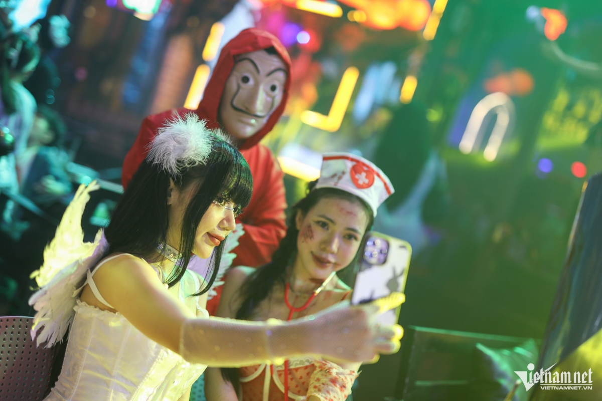 thousands fill hcm city s backpacker area amid halloween celebrations picture 6 thousands fill hcm city s backpacker area amid halloween celebrations picture 6