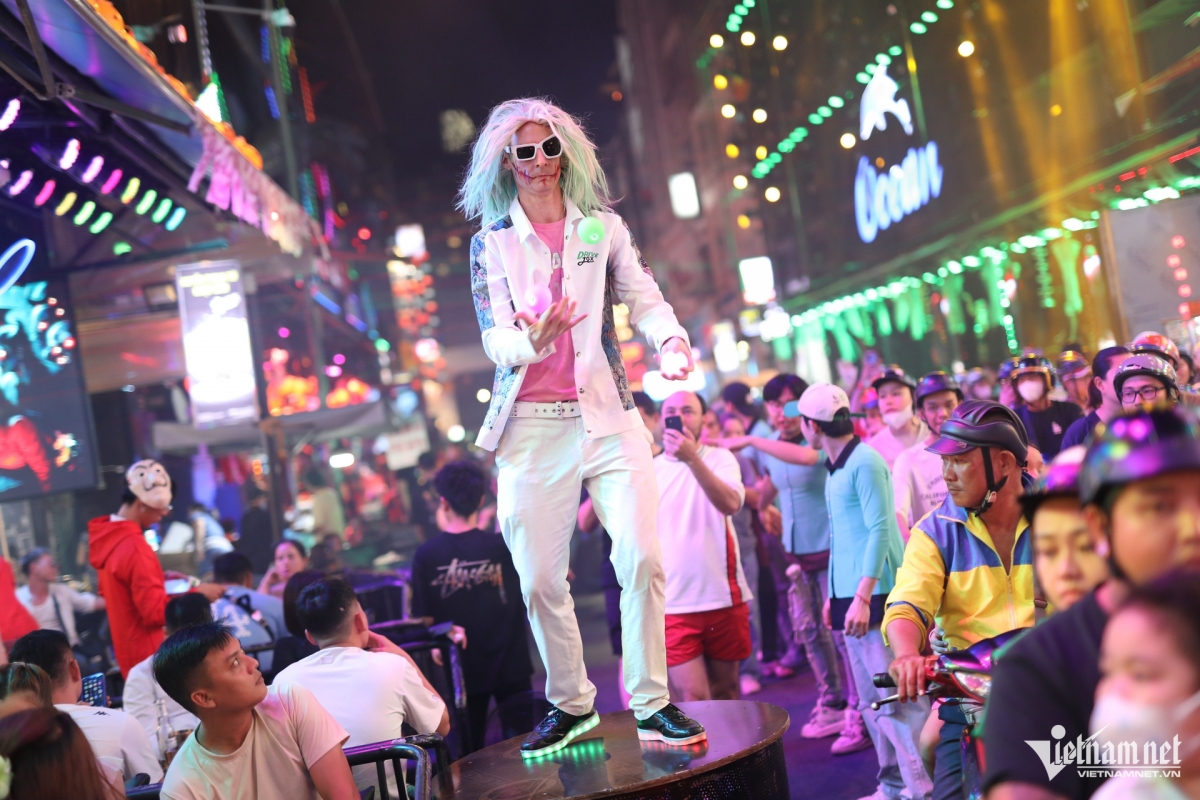 thousands fill hcm city s backpacker area amid halloween celebrations picture 7 thousands fill hcm city s backpacker area amid halloween celebrations picture 7