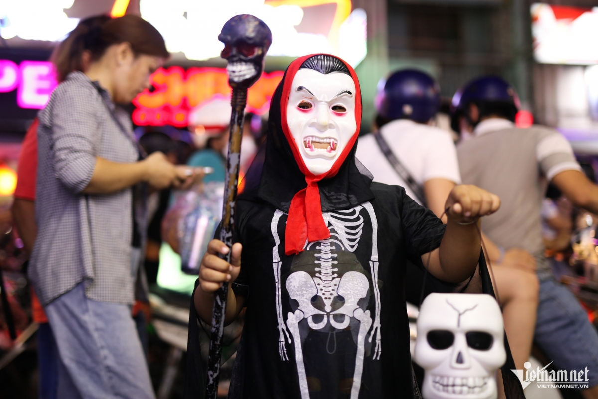 thousands fill hcm city s backpacker area amid halloween celebrations picture 9 thousands fill hcm city s backpacker area amid halloween celebrations picture 9