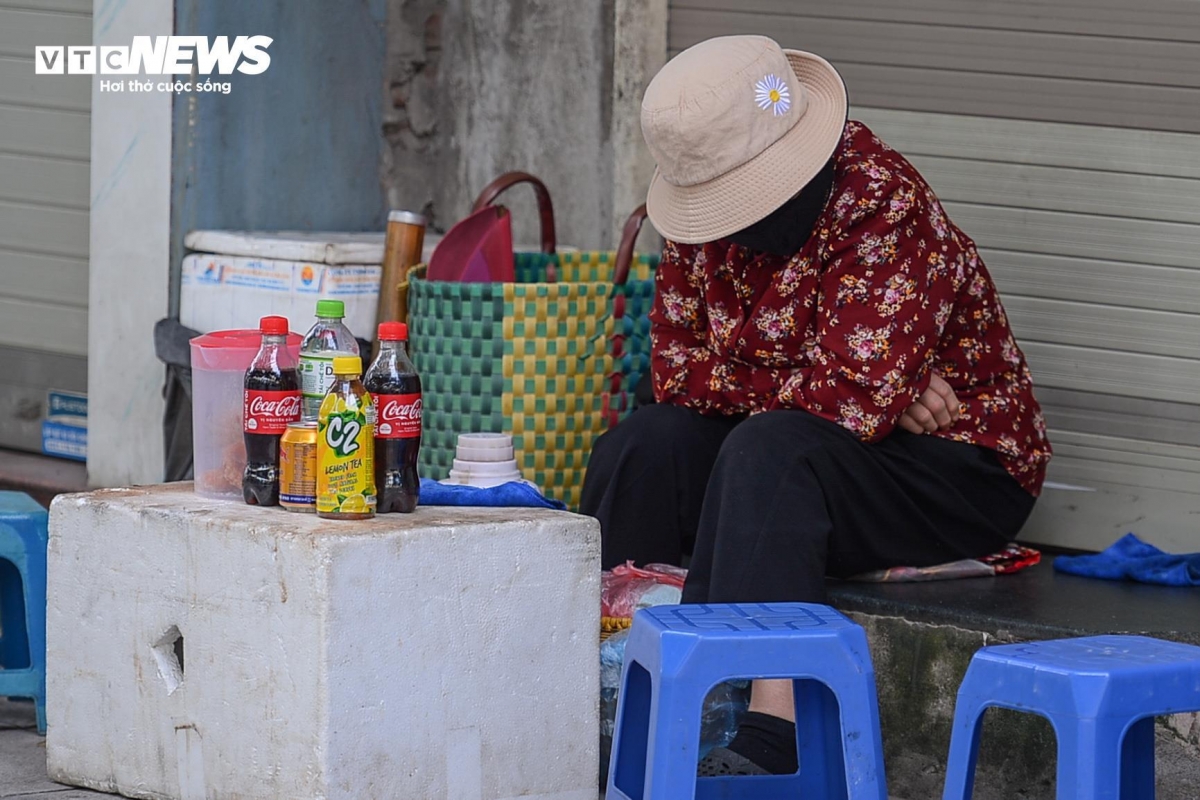 hanoians bundle up amid new cold air picture 6