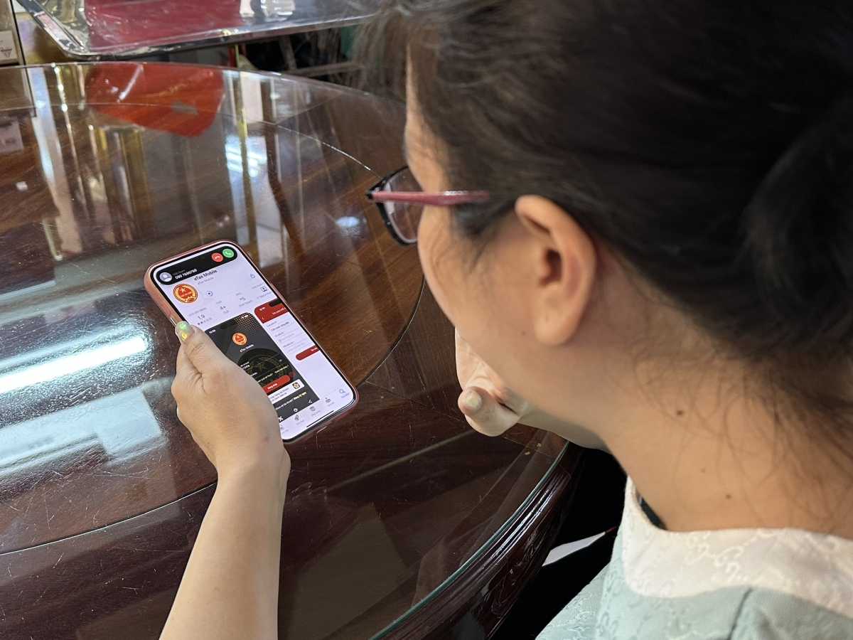 Ngành thuế Cần Thơ "cầm tay" hướng dẫn người dân cài đặt ứng dụng thuế điện tử