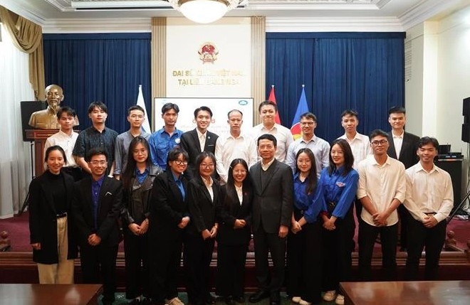 Minister urges VN students in Russia to contribute to IT development at home