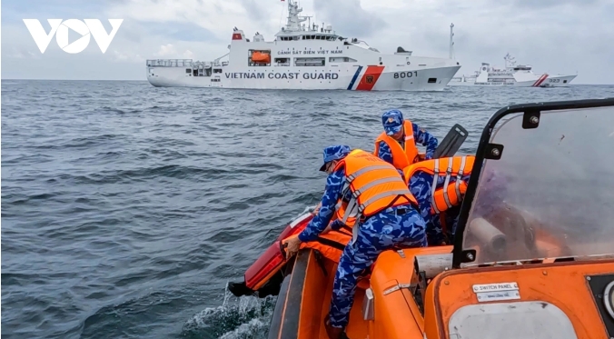 Vietnamese and Indonesian navies conduct joint training exercise at sea