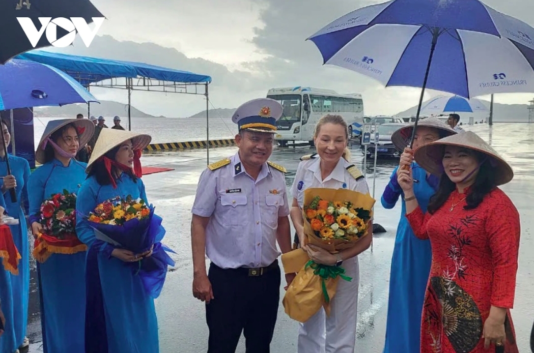 luxury cruise ship brings 2,300 tourists to khanh hoa picture 1