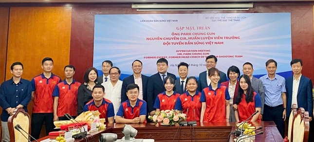 park chung-gun honoured for great contributions to vietnamese shooting picture 1