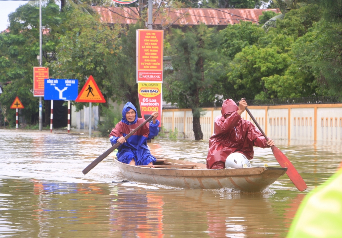 Tìm kiếm người đàn ông bị nước cuốn mất tích do lật đò trong mưa lũ ở Quảng Bình