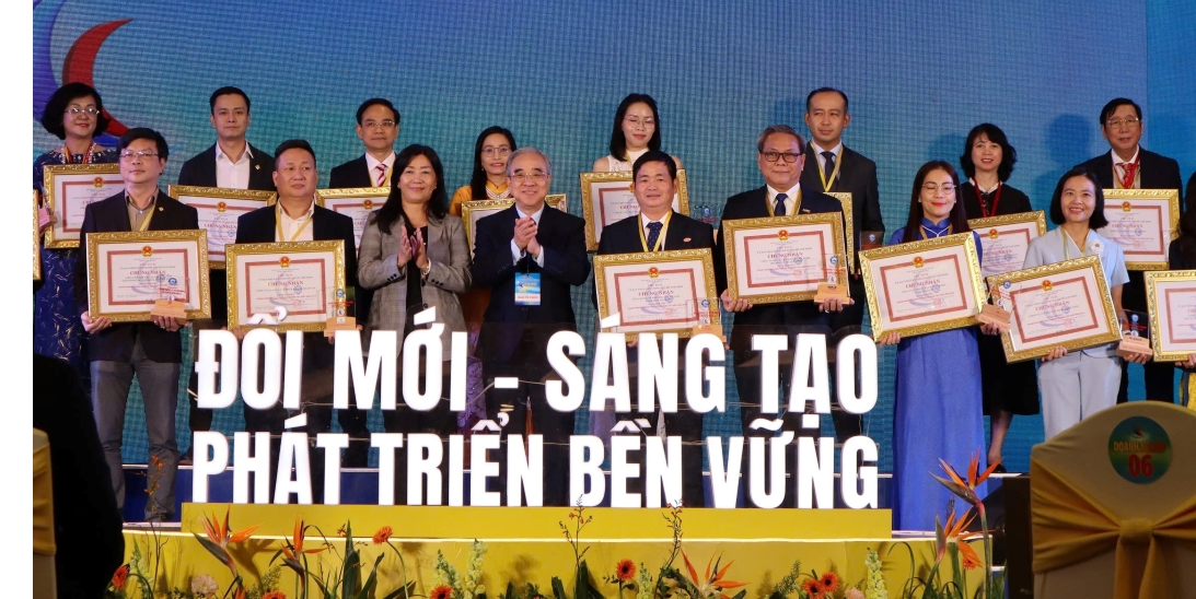 tp.hcm tôn vinh 177 doanh nghiệp và doanh nhân tiêu biểu hình ảnh 1 tp.hcm ton vinh 177 doanh nghiep va doanh nhan tieu bieu hinh anh 1