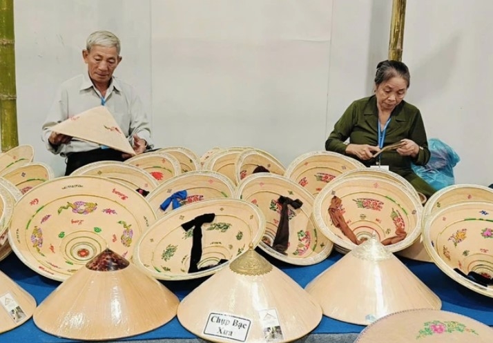 30 countries exhibit handicraft products at hcm city lifestyle 2024 fair picture 1