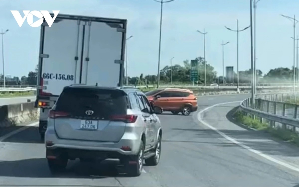 Đi ngược chiều trên cao tốc xử lý hình sự chứ không chỉ dừng lại ở mức phạt cao hình ảnh 2 Di nguoc chieu tren cao toc xu ly hinh su chu khong chi dung lai o muc phat cao hinh anh 2