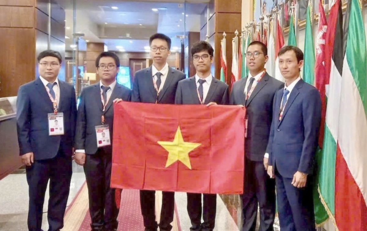 All Vietnamese students competing at Olympiads in 2024 win prizes: Ministry