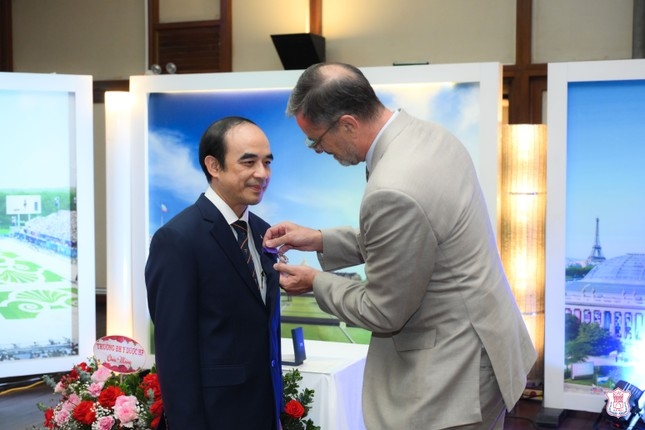 france s order of academic palms presented to vietnamese professor picture 1