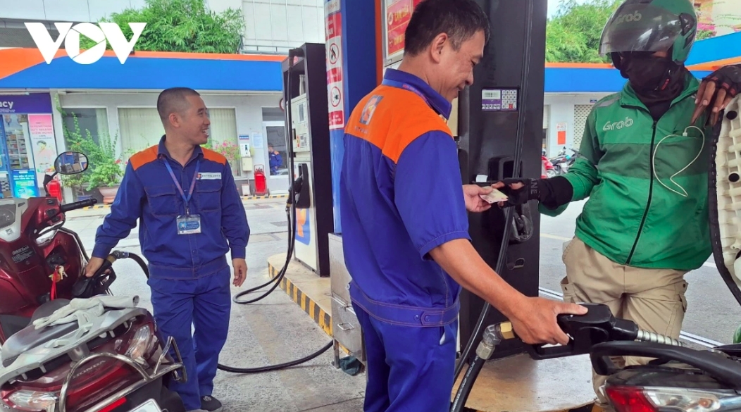 petrol prices fall sharply to below vnd20,000 per litre following global trend picture 1