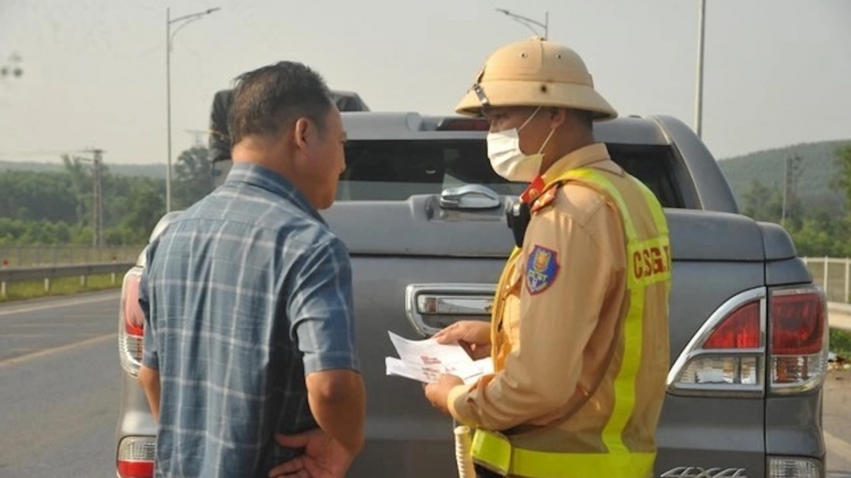 phat kich khung de ngan chan lui xe, chay nguoc chieu tren cao toc hinh anh 2