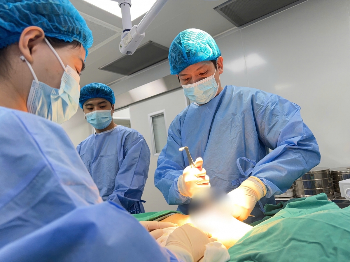 Phẫu thuật thành công cho người đàn ông 52 tuổi có ngực “khủng”