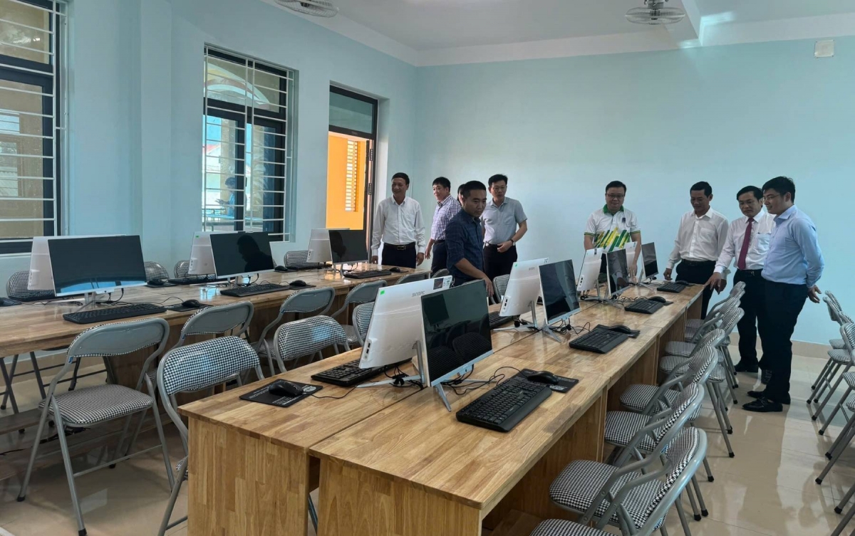 pvfcco khanh thanh, ban giao nha lop hoc va chuc nang truong thcs quang tien hinh anh 3