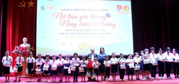 Tân Hiệp Phát trao 200 suất học bổng cho học sinh có hoàn cảnh khó khăn tại Bình Dương