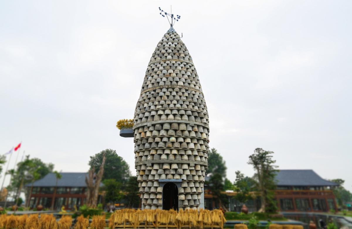 vietnam s largest rice grain-shaped tower sets world record picture 1