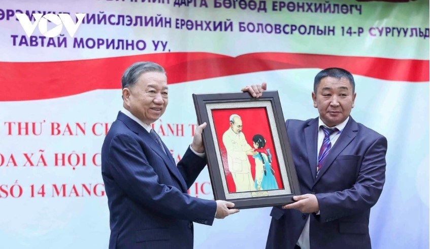 top vietnamese leader visits school named after late president in ulaanbaatar picture 2