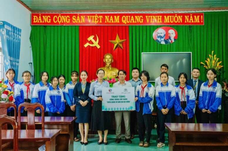 sau vinh phuc, toyota chung tay xanh hoa hoc duong den tinh Dak lak va ca mau hinh anh 2