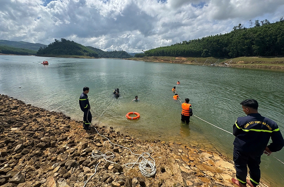 thu c tạ p phu o ng án đu da y qua so ng cu u ngu o i bị lũ cuốn trôi hình ảnh 1 thu c ta p phu o ng an du da y qua so ng cu u ngu o i bi lu cuon troi hinh anh 1