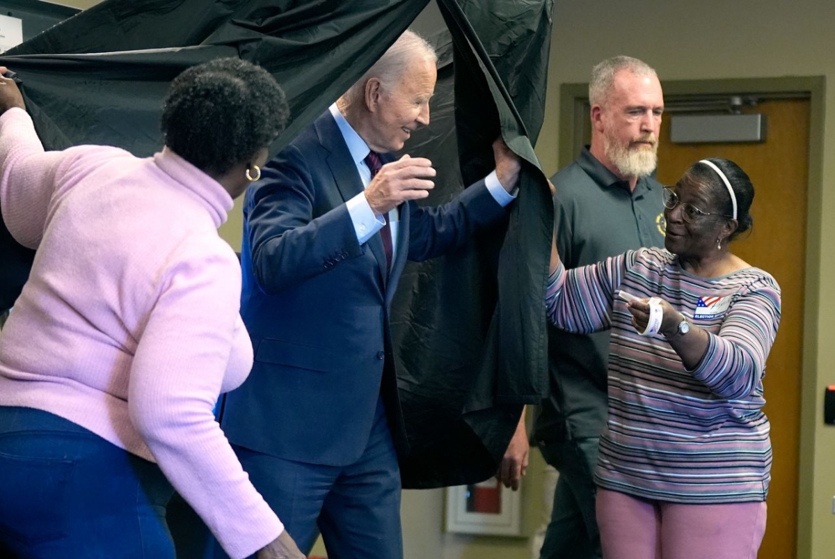 tổng thống biden xếp hàng bỏ phiếu sớm ở quê nhà delaware hình ảnh 2 tong thong biden xep hang bo phieu som o que nha delaware hinh anh 2