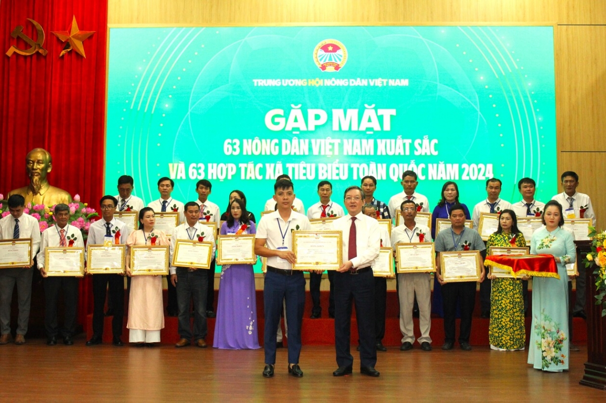 126 nông dân việt nam xuất sắc và hợp tác xã tiêu biểu năm 2024 hình ảnh 2 126 nong dan viet nam xuat sac va hop tac xa tieu bieu nam 2024 hinh anh 2