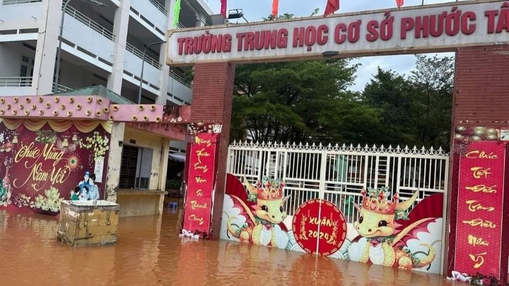 Hàng nghìn học sinh tại Đồng Nai nghỉ học do lũ tràn vào trường