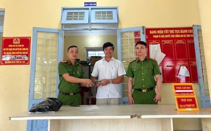 cán bộ công an quảng ngãi trả lại gần 100 triệu đồng cho người chuyển nhầm hình ảnh 1 can bo cong an quang ngai tra lai gan 100 trieu dong cho nguoi chuyen nham hinh anh 1