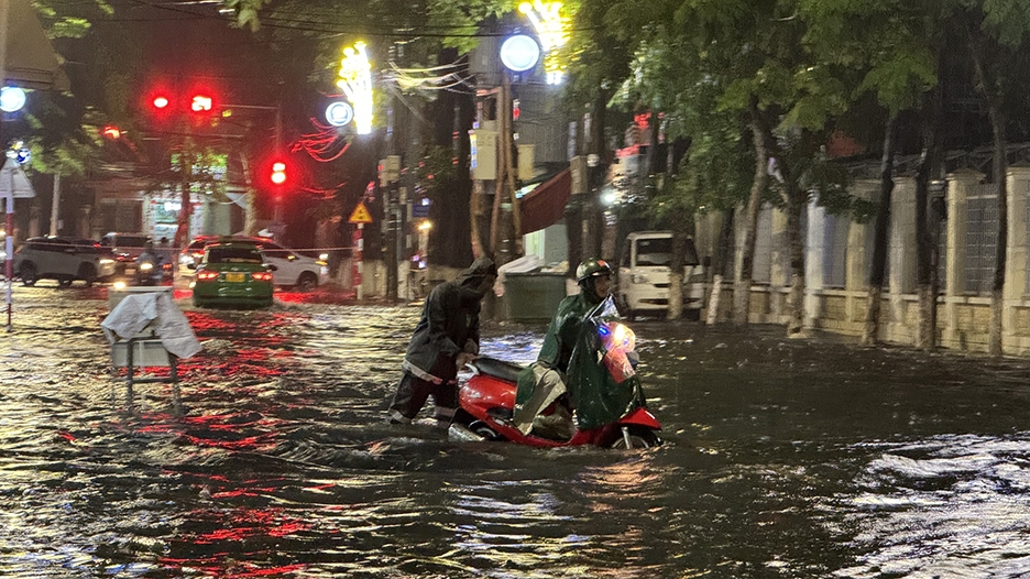 Mưa lớn kéo dài gây ngập cục bộ ở trung tâm thành phố Quảng Ngãi