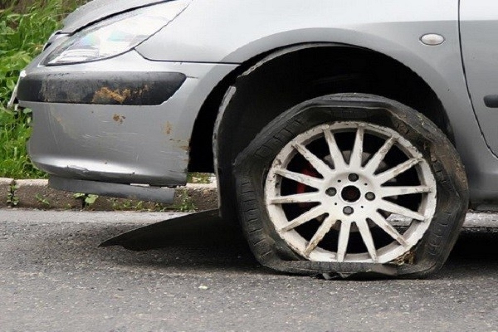 Xử lý xe ô tô đang đi trên cao tốc bị nổ lốp