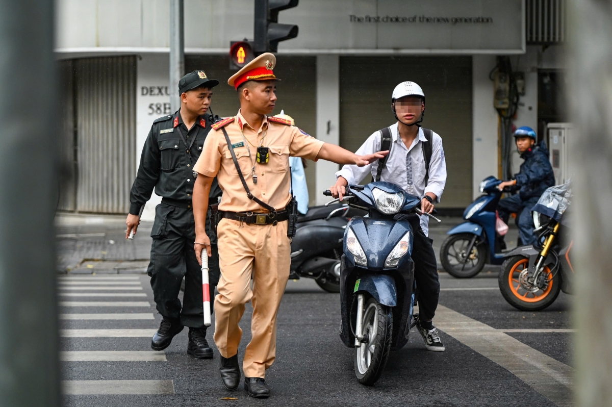 Trách nhiệm thuộc về ai khi học sinh đi xe máy trái quy định đến trường?