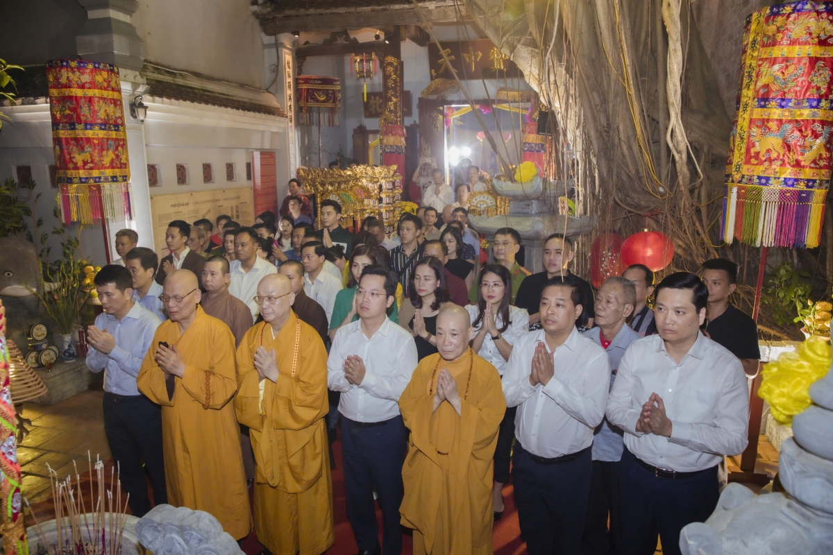 ngoi dinh co luu giu nhieu ky niem cua thang long - ha noi hinh anh 4