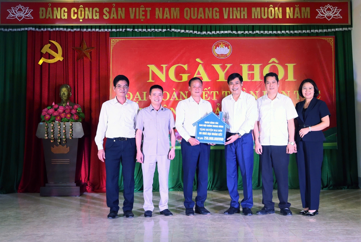 phó trưởng ban nội chính trung ương dự ngày hội đại đoàn kết dân tộc tại sơn la hình ảnh 1 pho truong ban noi chinh trung uong du ngay hoi dai doan ket dan toc tai son la hinh anh 1