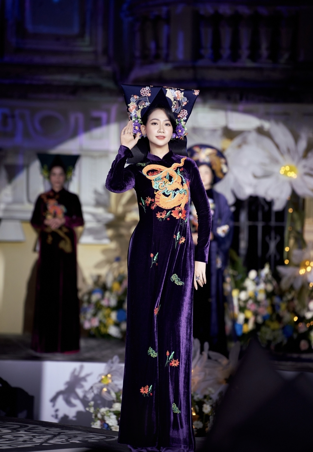 nsnd thu ha mac ao dai theu phuong hoang thuc hien trong 200 gio hinh anh 3