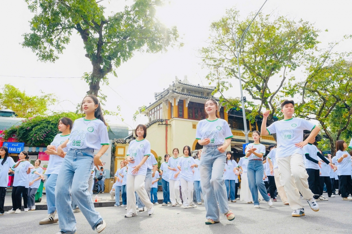 5.000 người nhảy flashmob lan tỏa thông điệp bảo vệ rừng và động vật hoang dã