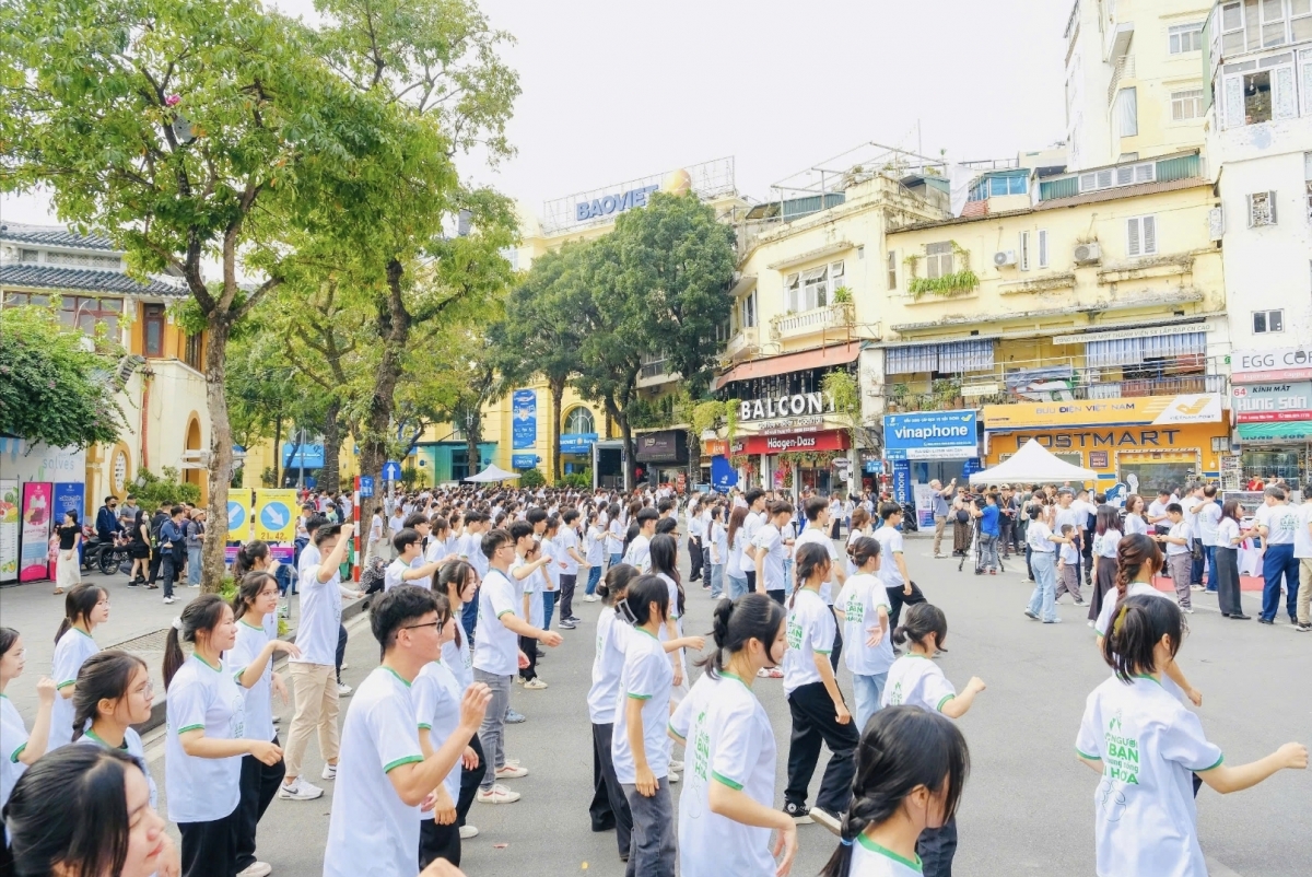 5.000 nguoi nhay flashmob lan toa thong diep bao ve rung va dong vat hoang da hinh anh 3