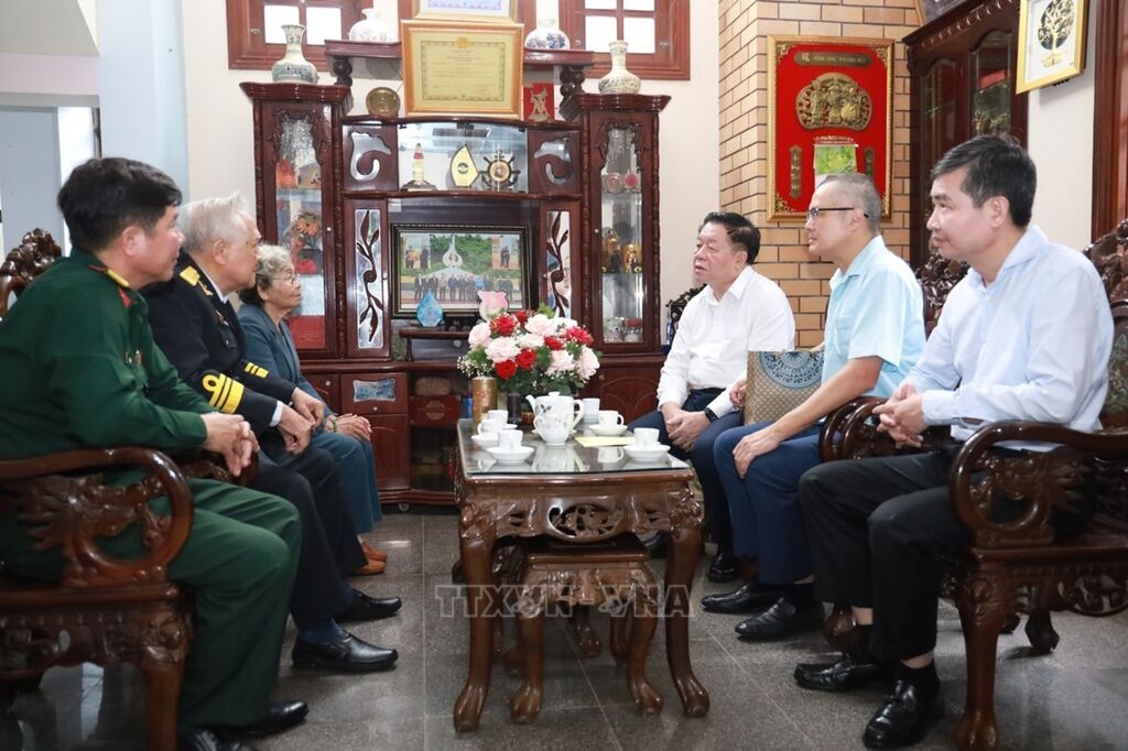 trân trọng những cống hiến của các nhân chứng lịch sử bến tàu không số vũng rô hình ảnh 1 tran trong nhung cong hien cua cac nhan chung lich su ben tau khong so vung ro hinh anh 1