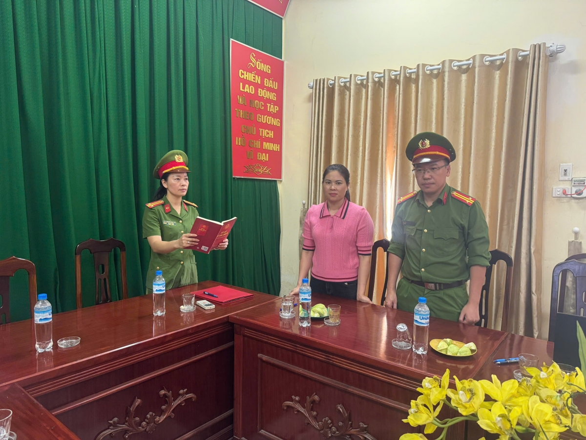 khoi to giam doc doanh nghiep ve hanh vi mua ban hoa don gia tri gia tang hinh anh 2