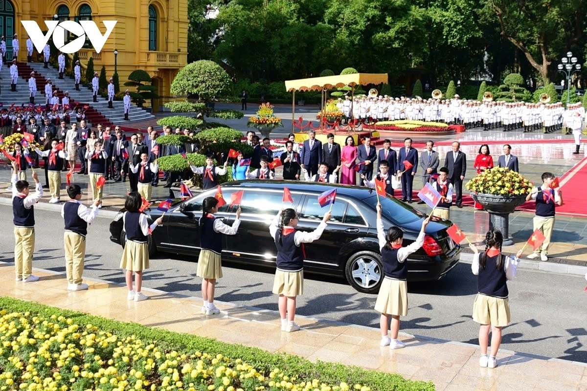 cambodian king norodom sihamoni warmly welcomed in hanoi on two-day visit picture 2 cambodian king norodom sihamoni warmly welcomed in hanoi on two-day visit picture 2